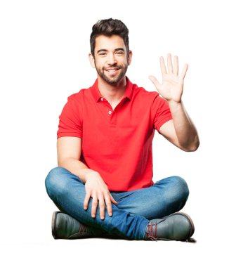 Beyaz arka plan üzerinde izole sayı beş jest yapıyor oturan adam