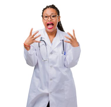 Genç siyah doktor kadın çok kızgın ve üzgün, çok gergin, öfkeli, negatif ve çılgın çığlığı portresi