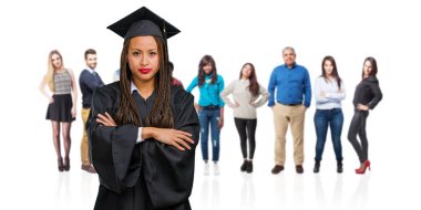 Öfkeli, negatif ve çılgın çığlık örgüler çok kızgın ve üzgün, çok gergin, giyen siyah kadın genç mezun