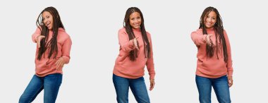 Kimse gri arka plan üzerinde selamlıyorum uzanarak fitness genç siyah kadın kümesi