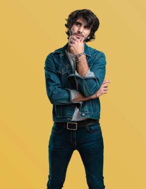 Şüphe ve karışık, düşünme, bir fikir ya da bir şey hakkında endişeli genç yakışıklı adam