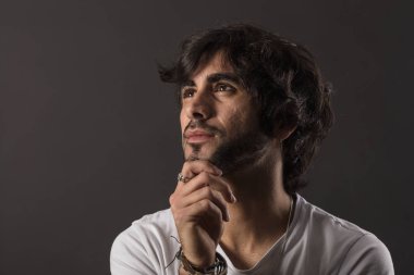 Genç yakışıklı adam neşeli ve kendine güvenen uzağa arıyorsunuz 