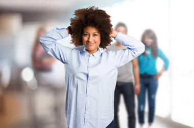 Genç siyah kadın saçlarını arka plan bulanık insanlarla temas