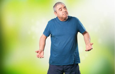 yeşil arka plan bulanık üzerinde şüphe olgun adam