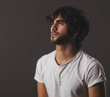 Genç yakışıklı adam neşeli ve kendine güvenen uzağa arıyorsunuz 