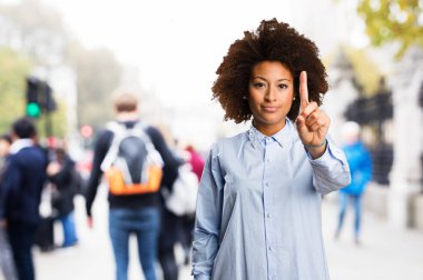 Genç siyah kadının arka plan bulanık bir jest yapması