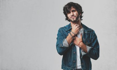 Yakışıklı delikanlı ile boğaz, virüs yüzünden, hasta ve yorgun boğulmuş