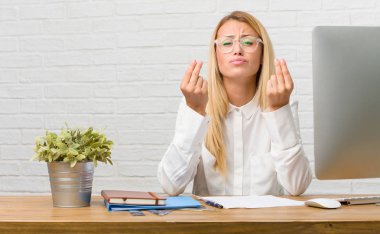 Masasının görevleri üzgün ve depresyonda yapıyorsun, bir jest gerek, hayır kurumuna geri yükleme, yoksulluk ve sefalet kavramı üzerinde oturan genç öğrenci portresi