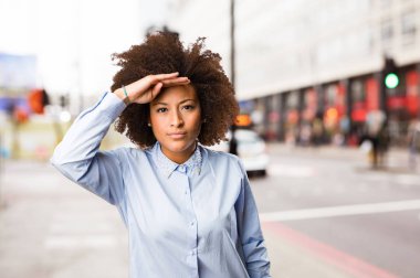 Genç siyah kadın kadar aramaya arka plan bulanık