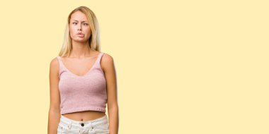 Genç güzel sarışın kadın çılgın ve umutsuz portresi