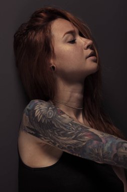 Stüdyo çekim güzel kızıl saçlı kız, yan görünüm 