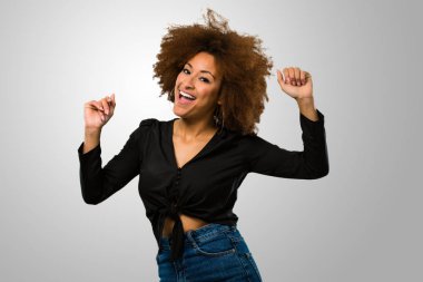 Dans ve having fun Afro kadın
