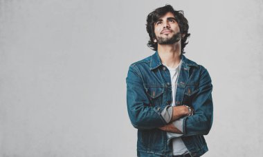 Ararken, bir şey eğlenceli düşünme ve bir fikir, hayal gücü, mutlu ve heyecanlı kavramı olan genç yakışıklı adam