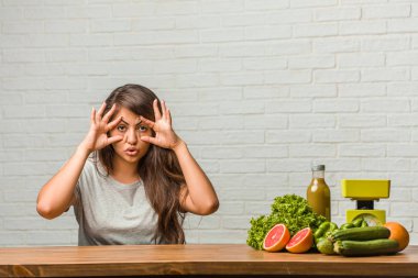 Diyet kavramı. Sağlıklı bir genç latin kadın portresi şaşırttı ve şok, kazanmak kavramı geniş gözlü, heyecanlı bir teklif veya yeni bir iş arıyorum