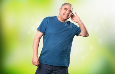 Olgun adam mutlu dinleme