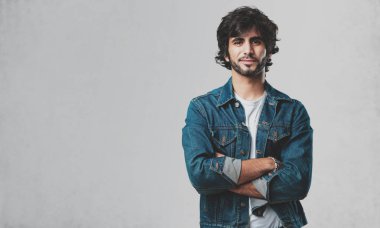 Kollarını, gülümseyen ve mutlu crossing, kendinden emin ve dostu genç yakışıklı adam