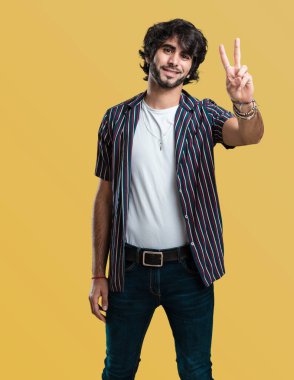 Genç yakışıklı adam gösteren ikinci sayım simgesi, matematik, kendinden emin ve neşeli kavramı