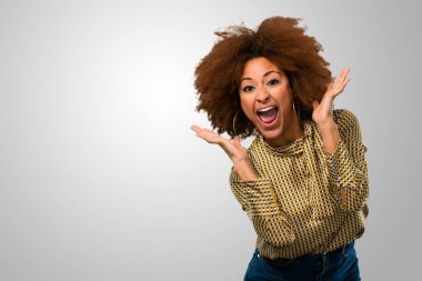 bağırarak deli afro kadın