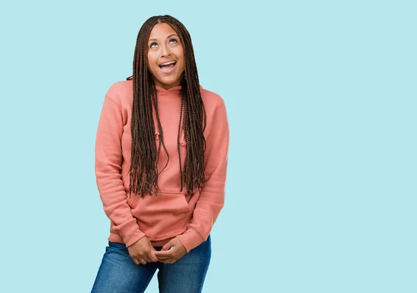 Retrato Uma Jovem Negra Usando Tranças Olhando Para Cima Pensando — Fotografia de Stock