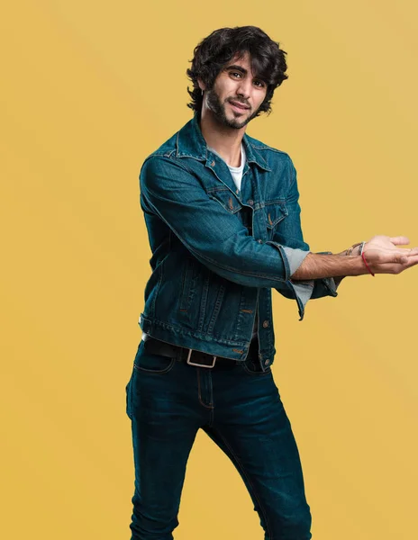 Homem Bonito Jovem Segurando Algo Com Mãos Mostrando Produto Sorrindo — Fotografia de Stock