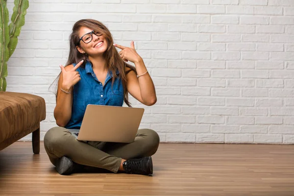 Portret Van Jonge Latijns Woman Zittend Vloer Glimlach Mond Concept — Stockfoto