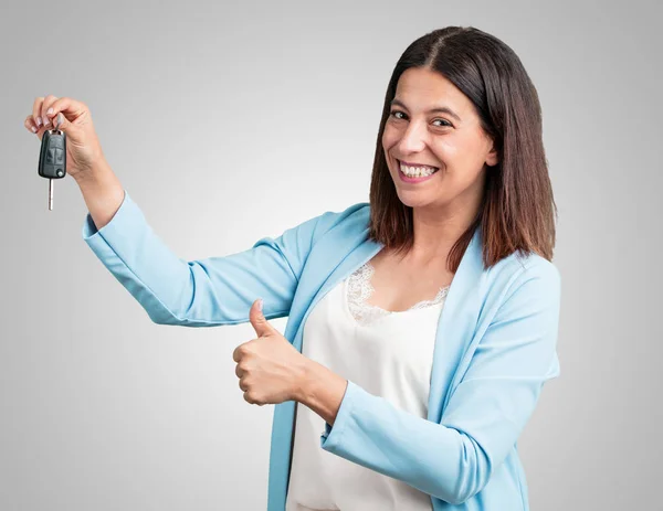 Middle Aged Woman Happy Smiling Holding Keys Car Confident Offering — Stock Photo, Image