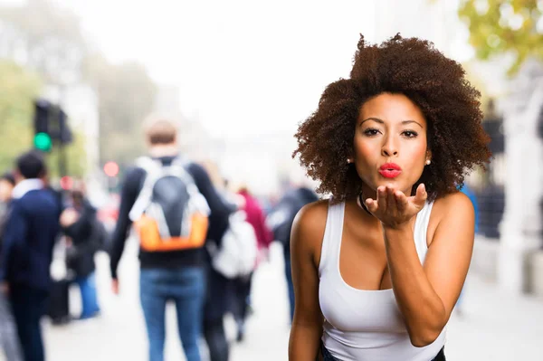 Jonge Zwarte Vrouw Verzenden Kussen Onscherpe Achtergrond — Stockfoto