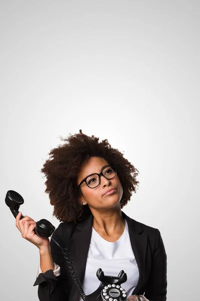 Negro Mujer Negocios Hablando Por Teléfono Sobre Fondo Gris — Foto de Stock
