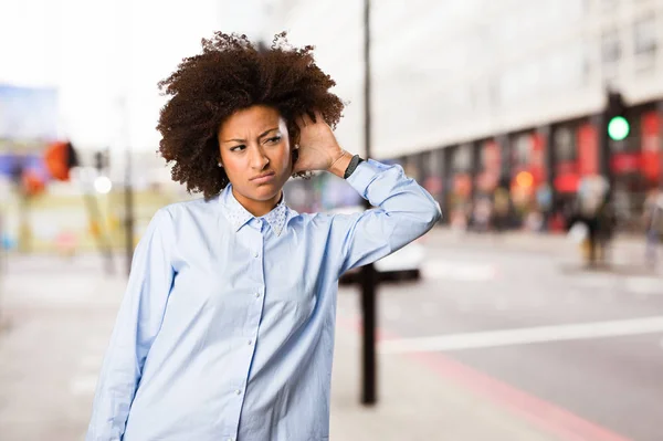 Молодая Черная Женщина Слушает Размытом Фоне — стоковое фото