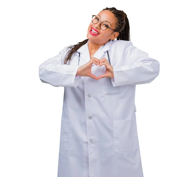 Προσωπογραφία Γυναίκας Νεαρό Μαύρο Γιατρό Κάνοντας Μια Καρδιά Χέρια Εκφράζοντας — Φωτογραφία Αρχείου