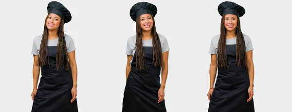 Eine Junge Schwarze Bäckerin Schwarzer Uniform Fröhlich Und Mit Einem — Stockfoto