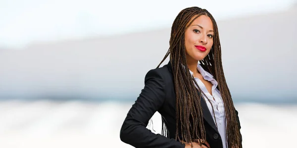 Genç Siyah Kadını Ile Portresi Ayakta Rahat Gülümseyen Çok Olumlu — Stok fotoğraf