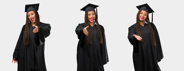 Conjunto Jovem Negra Graduada Estendendo Mão Para Cumprimentar Alguém — Fotografia de Stock