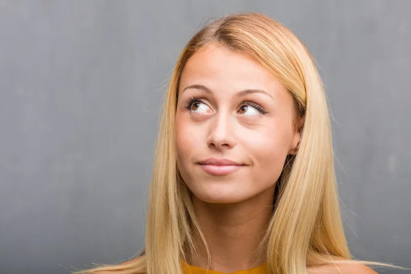 Porträtt Naturliga Unga Blonda Kvinnan Tittar Upp Tänker Något Roligt — Stockfoto
