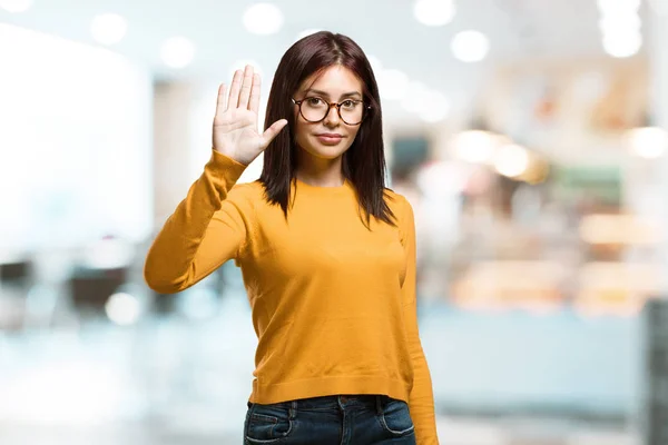 年轻漂亮的女人显示五号 计数的象征 数学的概念 自信和开朗的自助餐厅 — 图库照片