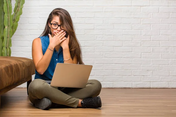 Retrato Una Joven Latina Sentada Boca Del Suelo Símbolo Del — Foto de Stock