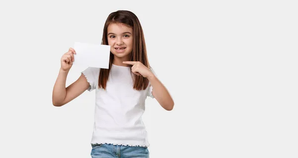 Cuerpo Completo Niña Sonriendo Confiado Ofreciendo Una Tarjeta Visita Tiene — Foto de Stock