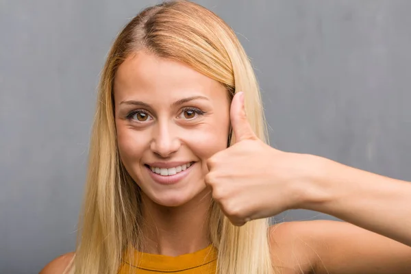 自然の若いブロンドの女性は明るくされ 興奮の肖像画 — ストック写真