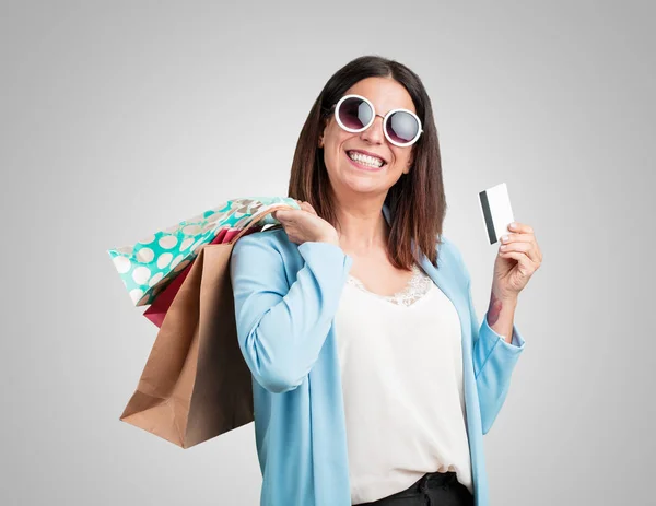 Mujer Mediana Edad Alegre Sonriente Muy Emocionada Sosteniendo Nueva Tarjeta — Foto de Stock