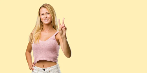 Retrato Jovem Bonita Mulher Loira Mostrando Número Dois Símbolo Contagem — Fotografia de Stock