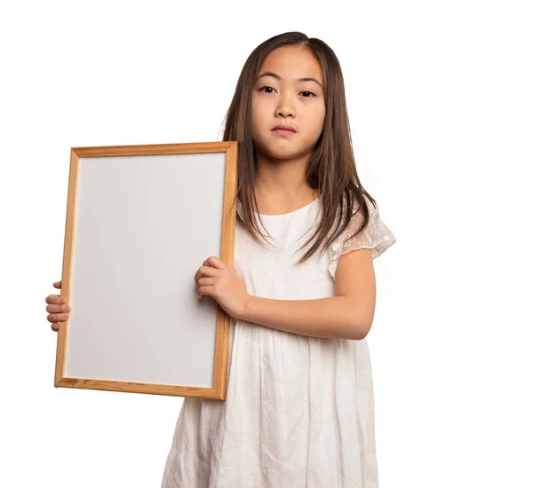 Niña China Vestido Blanco Sosteniendo Una Pancarta Aislada Sobre Fondo — Foto de Stock