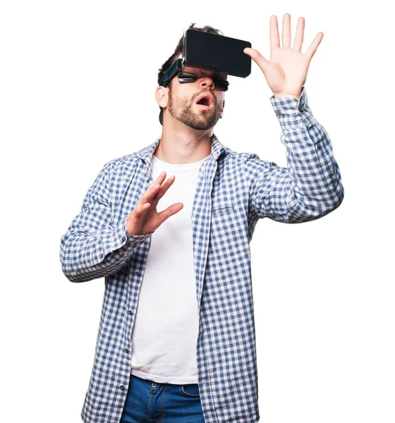 Jovem Vestindo Óculos Realidade Virtual Isolado Fundo Branco — Fotografia de Stock