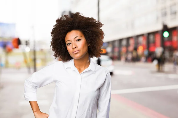 Joven Mujer Negra Posando Sobre Fondo Borroso —  Fotos de Stock