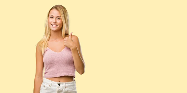 Portret Młodej Kobiety Ładna Blondynka Wesoły Podekscytowany Uśmiechając Się Podnoszenie — Zdjęcie stockowe