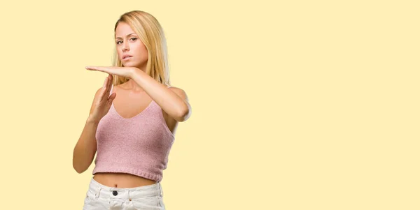 Ritratto Giovane Bella Donna Bionda Stanca Annoiata Facendo Gesto Timeout — Foto Stock