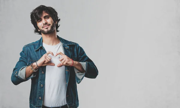 Jovem Homem Bonito Fazendo Coração Com Mãos Expressando Conceito Amor — Fotografia de Stock