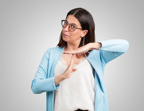 Femme Âge Moyen Fatiguée Ennuyée Faisant Geste Temporisation Besoin Arrêter — Photo