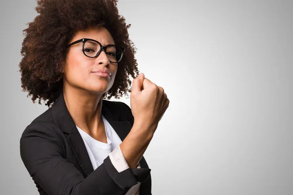 Zwarte Zakenvrouw Doen Punch Gebaar Grijze Achtergrond — Stockfoto