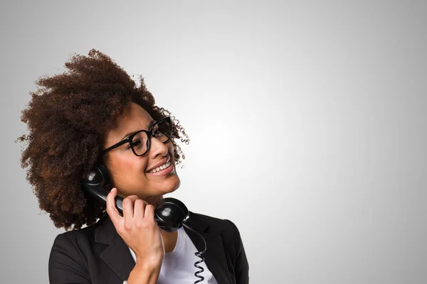 Preto Mulher Negócios Falando Telefone Fundo Cinza — Fotografia de Stock