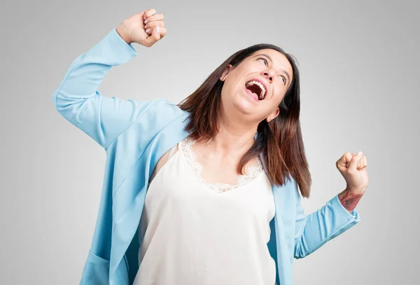 Midden Leeftijd Vrouw Luisteren Naar Muziek Dansen Plezier Bewegen Schreeuwen — Stockfoto